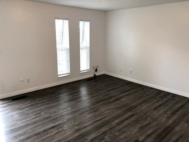 Building Photo - Canyon Rd Fourplex