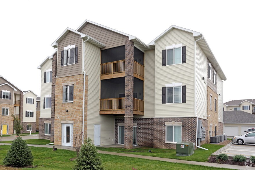 Fountains at Greenhill/2 Bedroom Garage Avail 44264606 Ashworth Dr Cedar Falls IA 50613