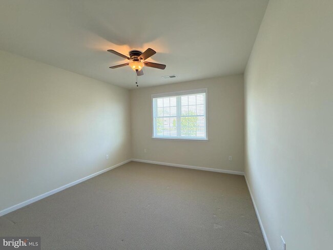Building Photo - 44342 Oakmont Manor Square