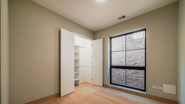 Building Photo - 2024 W Irving Park Rd