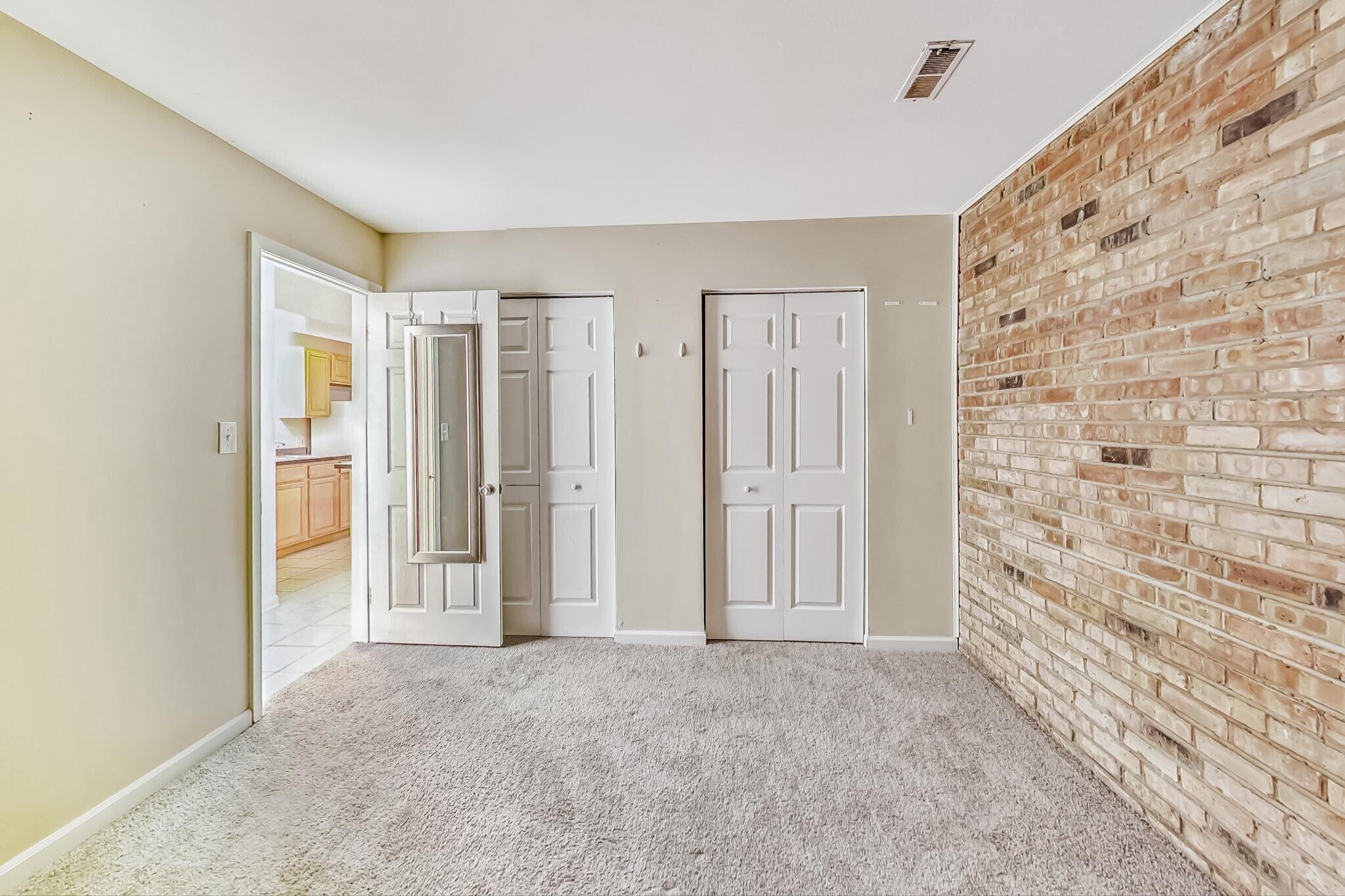 Building Photo - 862 W Lill Ave