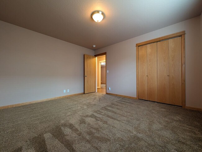 Building Photo - Great 3 bed/2bath home with bonus space and fenced in yard!
