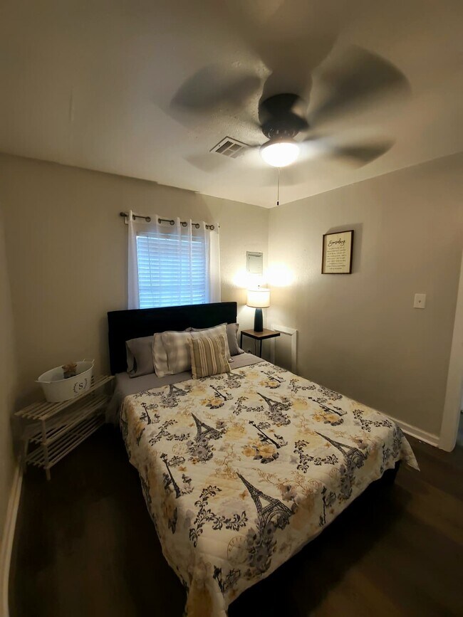 Building Photo - 1538 NE 42nd St