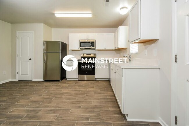 Building Photo - 4 Bedroom Pet-Friendly Home in Greensboro, NC with Main Street Renewal