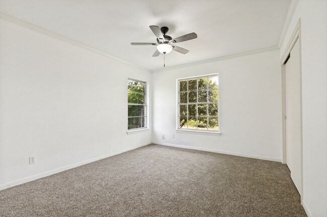 Building Photo - BEAUTIFUL 4-BEDROOM IN SUNSHINE ESTATES