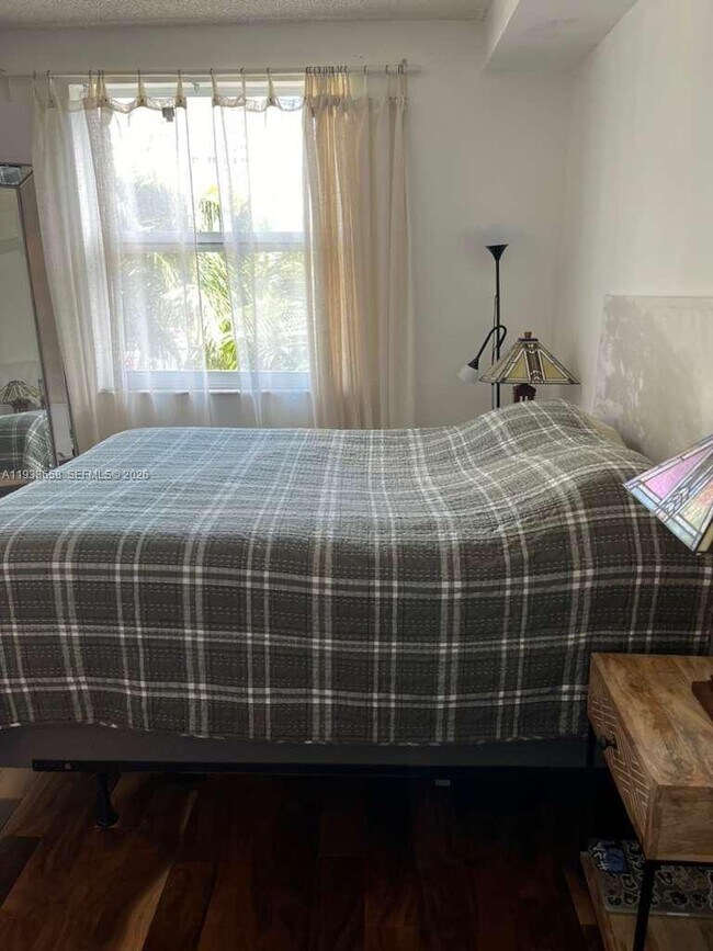 Building Photo - 17150 N Bay Rd