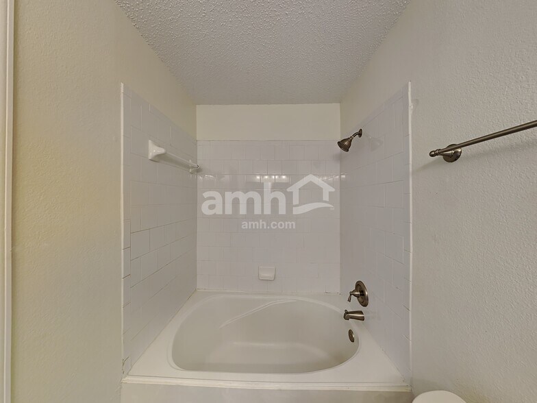 Building Photo - 1600 Waters Edge Dr