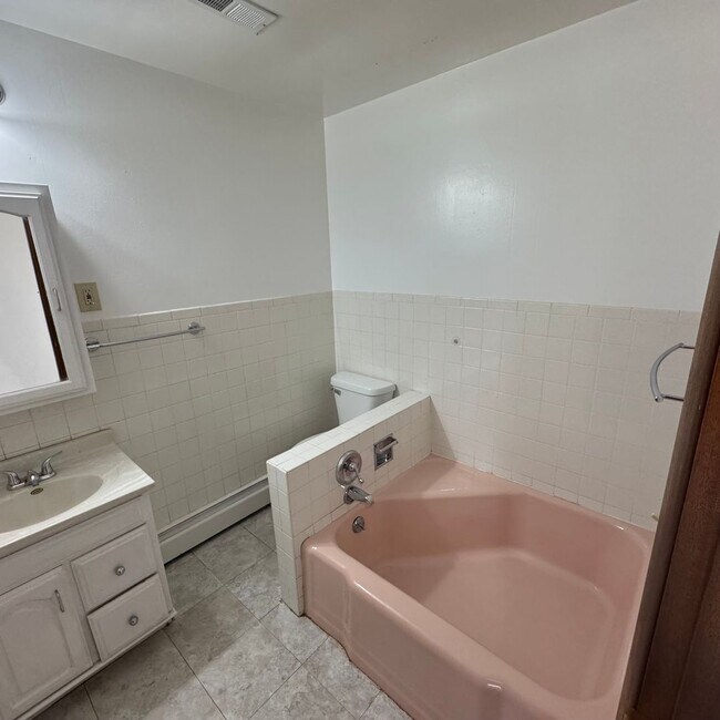 Building Photo - Spacious 3-Bedroom Home on Half-Acre Lot in Top-Rated Pleasant Valley School District!