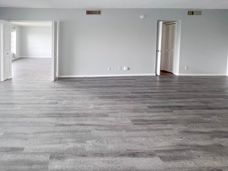 Building Photo - 2801 N Palm Aire Dr