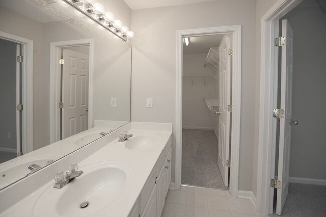 Building Photo - 2 Bedroom 2.5 Bath with Lake View in Morrisville, NC!