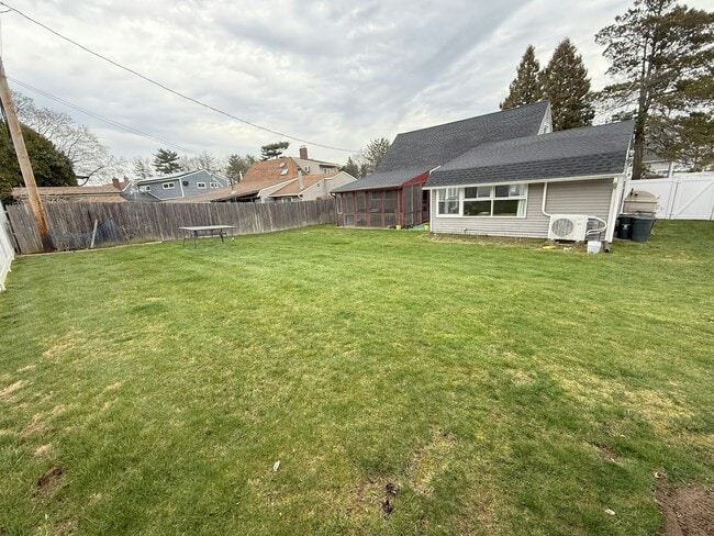Building Photo - 168 Red Maple Dr E