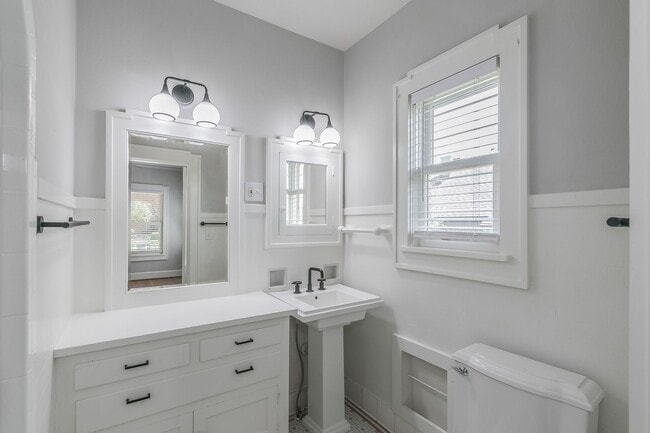 Building Photo - WONDERFUL BERKELEY LOCATION!  Immaculate One Story Craftsman!