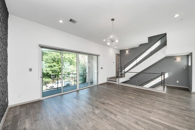 Building Photo - 2302 Johnson St