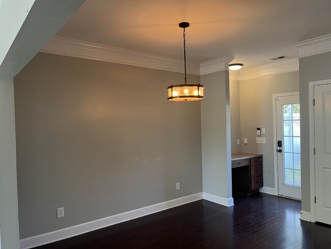 Building Photo - "Charming 2-Bed Townhouse Retreat with 2.5...