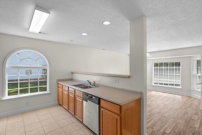 Building Photo - Large Ranch Home with 4BR/ 2 Bath with an ...