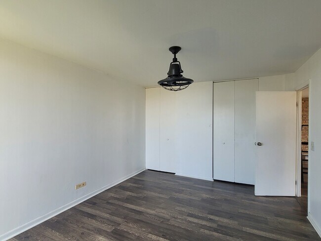 Building Photo - 6010 Oakwood Dr