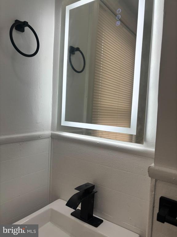 Building Photo - 320 Loney St