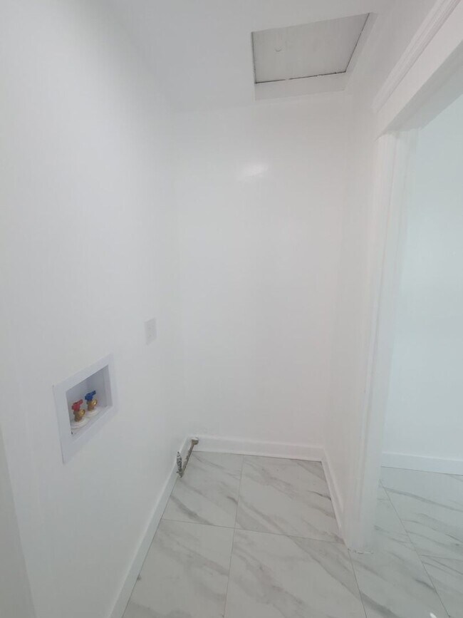 Building Photo - 4215-4217 S Budlong Ave