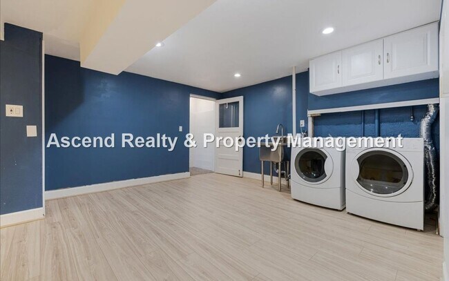 Building Photo - Available NOW! 3 Level 4bed/3bath Convenie...