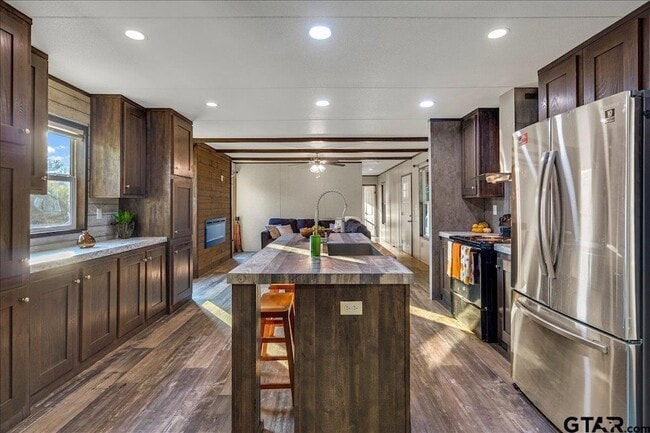 Building Photo - 409 Willow Dr