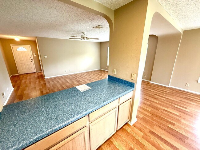 Building Photo - AVAILABLE NOW! 3 Bedroom 2 Bath Home Ready...