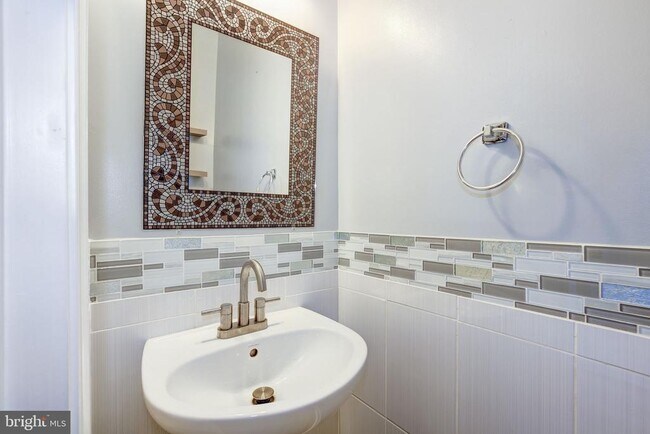 Building Photo - 151 Brynwood St