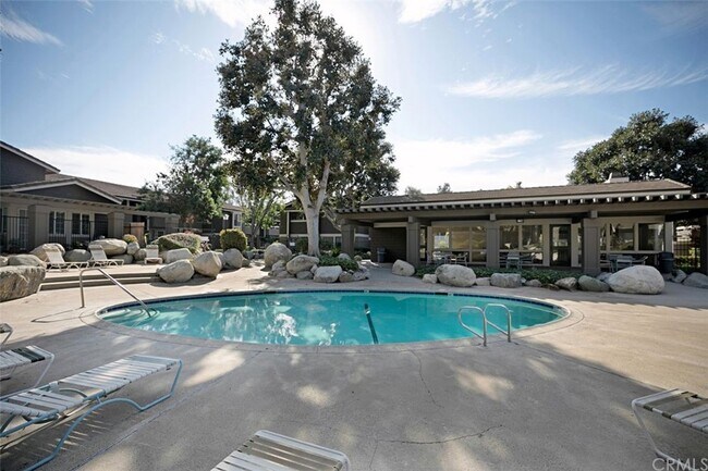 Building Photo - 323 Streamwood-