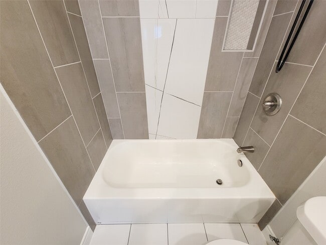 Building Photo - 216 W Live Oak St