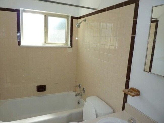 Building Photo - Charming 2 Bedroom in Old Westminster