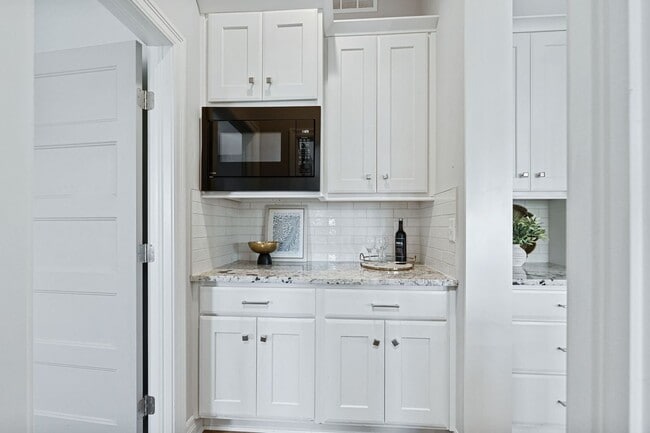 Building Photo - Luxury Home - Month-to-Month or 6-month Le...