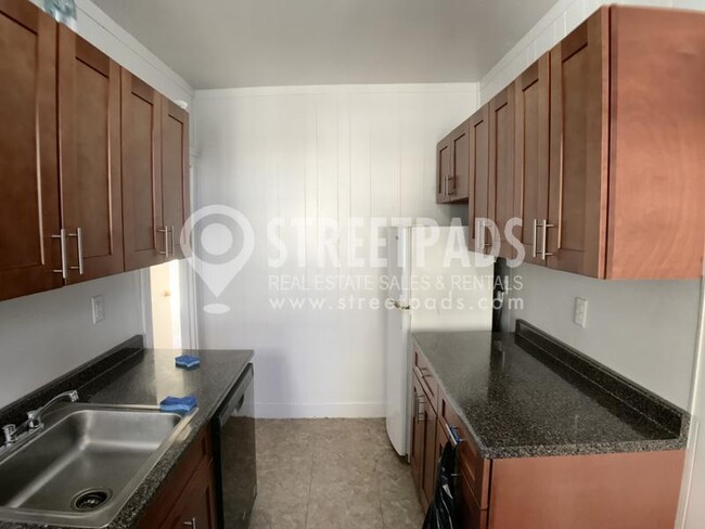 Building Photo - bedroom in Boston MA 02135