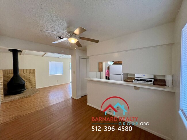 Building Photo - Available Now: 2 bed/1 bath duplex with fenced yard available now!