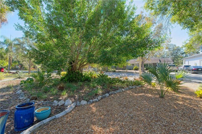 Building Photo - Annual unfurnished 2 bed /1 bath house ava...