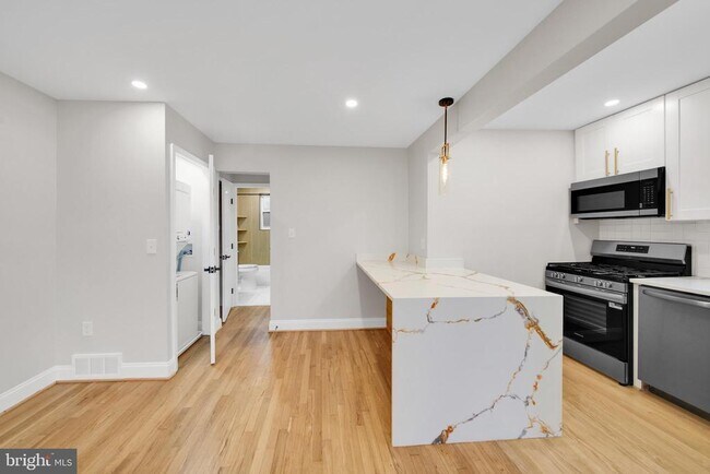 Building Photo - 119 Victor St NE