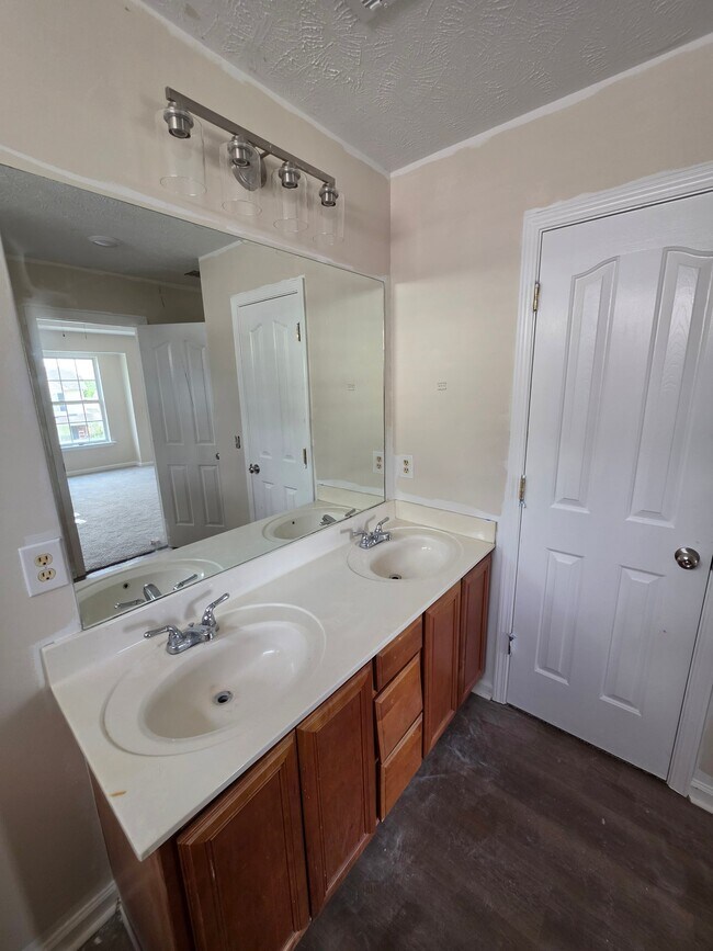 Building Photo - 1240 Shannon Ln
