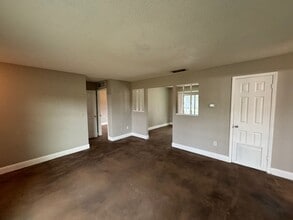 Building Photo - Lovely 3 Bedroom, 2 Bathroom Home in the Heart of Deltona!!