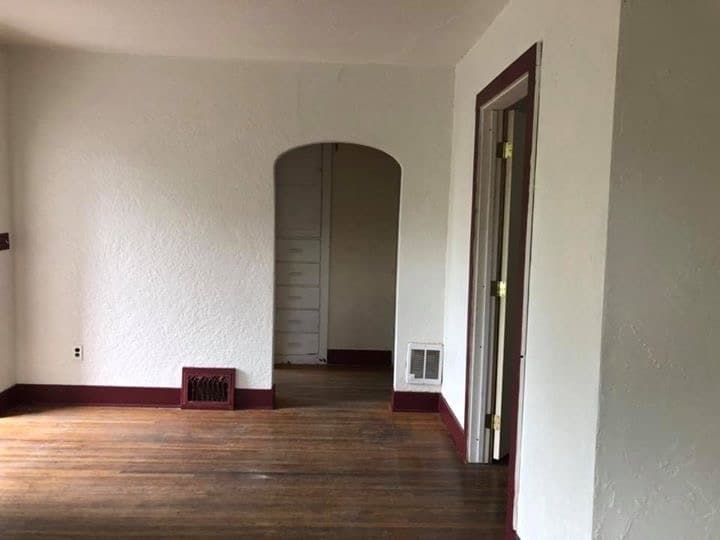 Building Photo - 940 NE Maple St