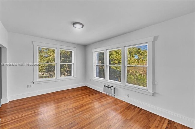 Building Photo - 529 NE 66th St