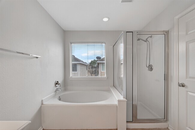 Building Photo - 16623 Newglen Ln