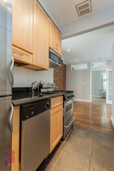 Primary Photo - 95 Perry St