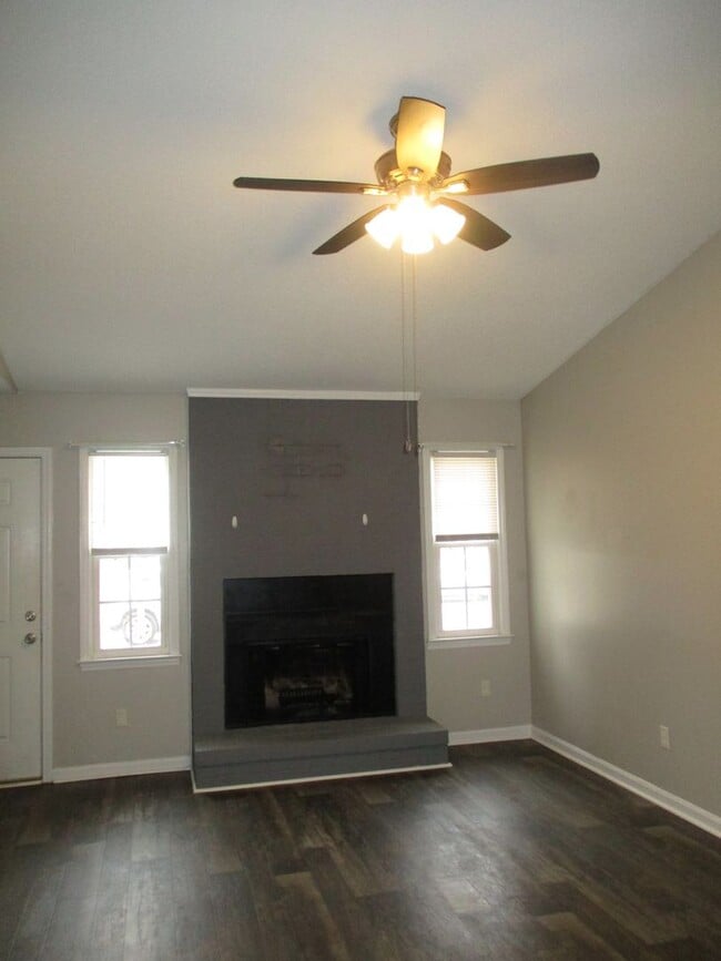 Building Photo - Charming two bedroom two bath duplex just ...