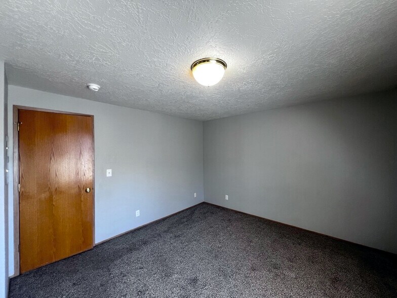 Building Photo - 4000 NE 109th Ave