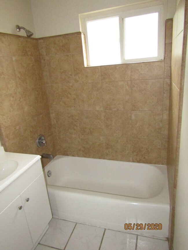 Building Photo - Cozy One Bed One Bath Apartment Near Downtown Santa Rosa! $1,600/Monthly