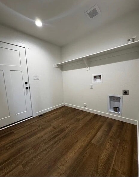 Building Photo - 719 S Bellflower Dr