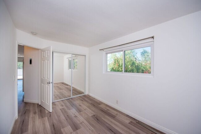 Building Photo - Charming Coastal Retreat - Newly Remodeled!