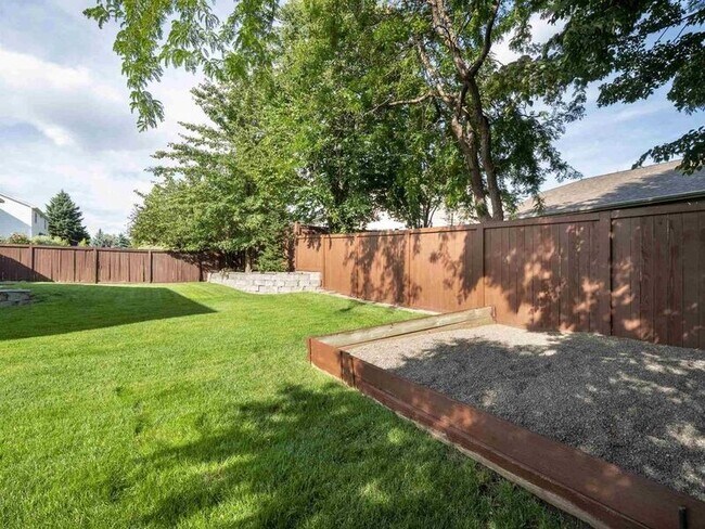 Building Photo - 806 N Knudson St