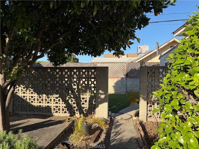 Building Photo - 828 N Pass Ave