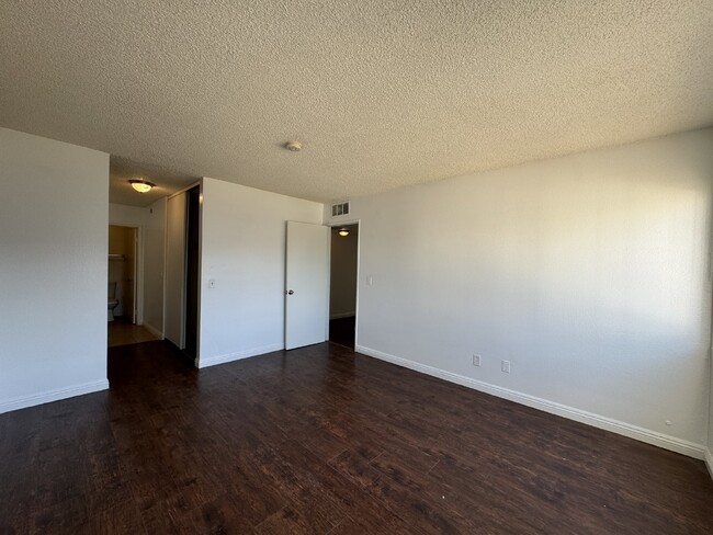 Building Photo - Spacious 3-Bed, 1-Bath Condo with Granite ...