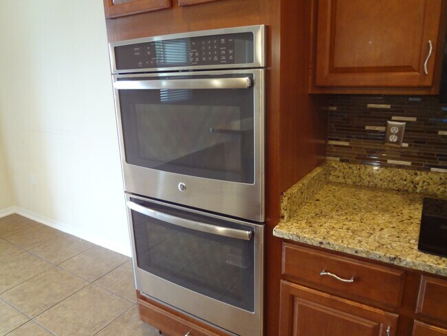 Building Photo - Beautiful 3BR Home in Mallory Square, Lawn Care Included