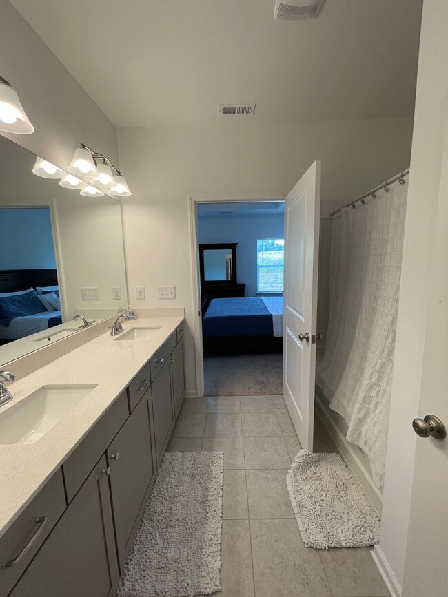 Building Photo - 3 bed 2.5 Bath Townhouse. Shelbyville
